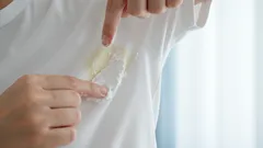 Jak usunąć żółte plamy z potu: Najlepsze domowe i profesjonalne metody