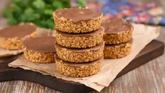 Desery owsiane bez pieczenia: Dwa sprawdzone przepisy w zaledwie kilka minut