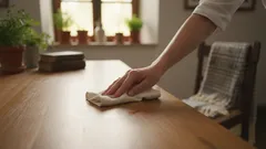 5 błędów, które rujnują drewniany stół - i jak go prawidłowo wyczyścić