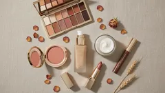 Po 40 roku życia należy unikać czarnego eyelinera i tuszu do rzęs. Makijaż, który nie doda ci lat.